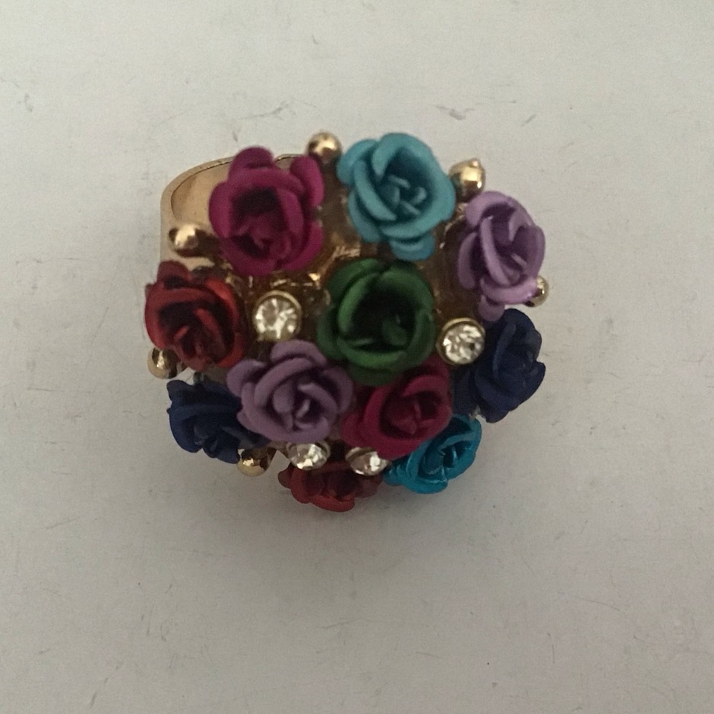 Express floral detail ring with stones EUC
